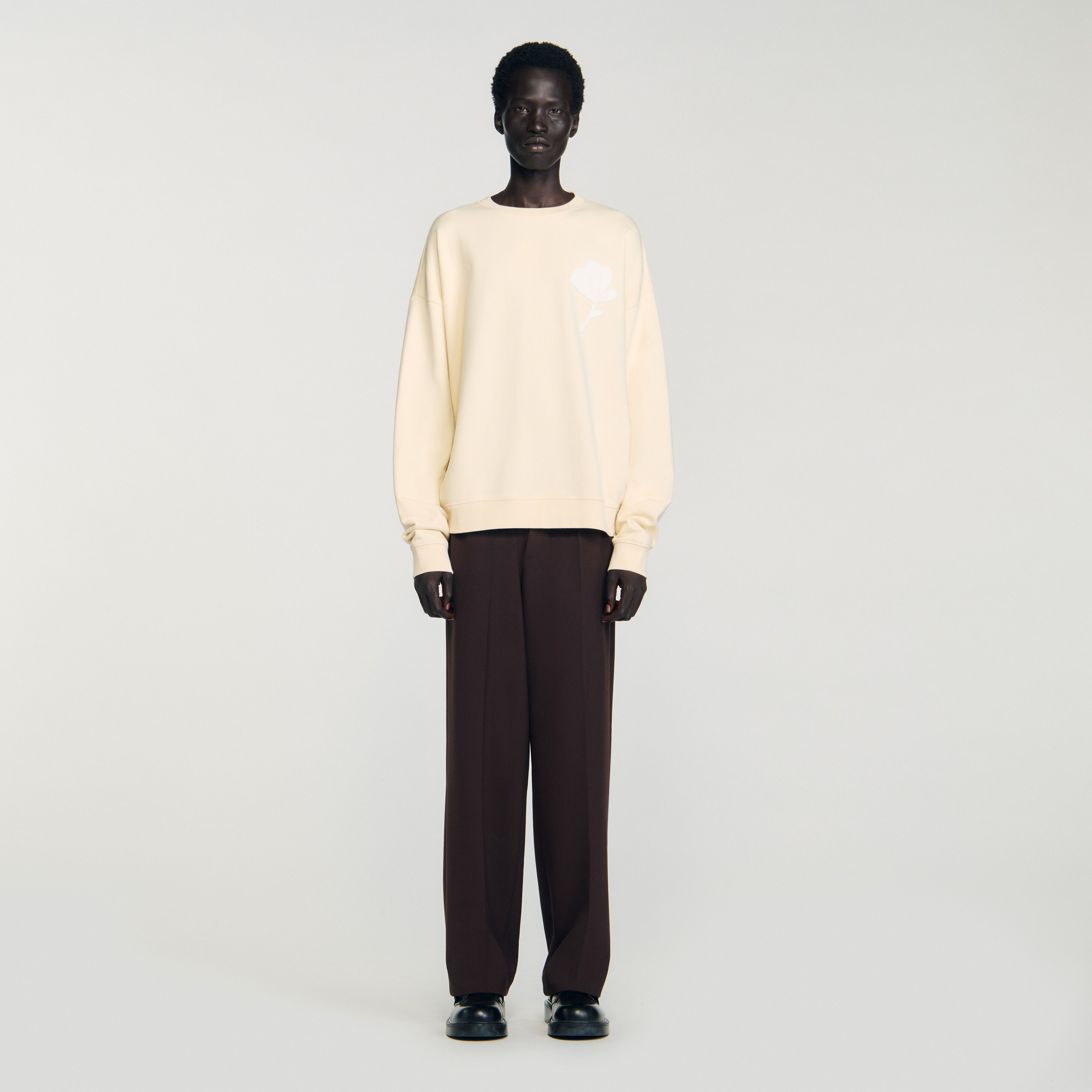 Sweatshirt with flower patch
